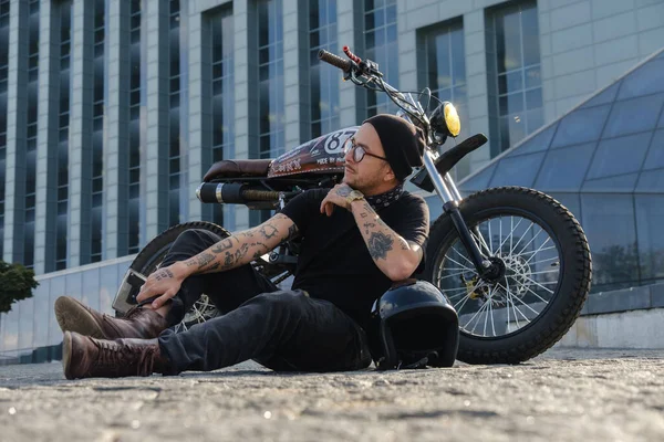 Skott Enskilda Motorcykel Förare Poserar Nära Enorma Stadsbyggnad — Stockfoto