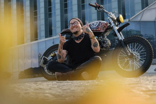 Prise Vue Rocker Élégant Souriant Avec Moto Montrant Pouce Vers — Photo