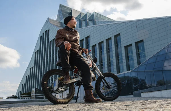 Tiro Hipster Homem Equitação Retro Motocicleta Contra Fundo Enorme Edifício — Fotografia de Stock