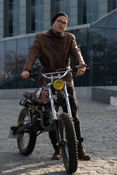 Tiro Homem Hipster Dirigindo Motocicleta Retro Olhando Para Câmera Livre — Fotografia de Stock