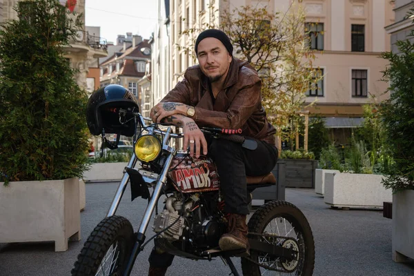Shot Του Trendy Hipster Οδήγηση Ντεμοντέ Vintage Μοτοσικλέτα Εξωτερικούς Χώρους — Φωτογραφία Αρχείου