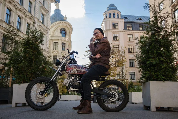 Снимок Стильного Мотоциклиста Старомодным Велосипедом Открытом Воздухе Городе — стоковое фото
