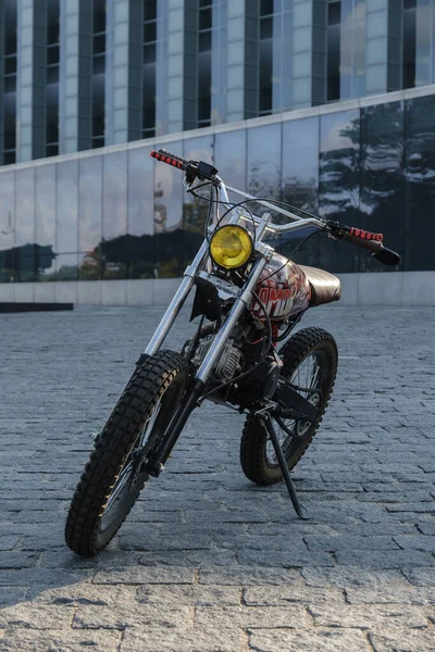 Снимок Модного Хипстерского Мотоцикла Припаркованного Пустой Улице Днем — стоковое фото