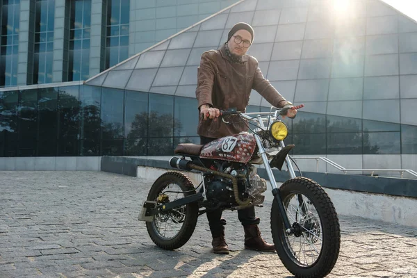 Tiro Homem Hipster Dirigindo Motocicleta Retro Olhando Para Câmera Livre — Fotografia de Stock