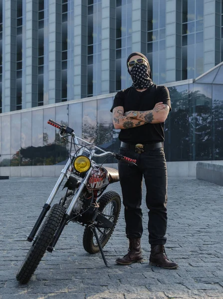 Retrato Motociclista Urbano Tatuado Com Bandana Moto Posando Com Braços — Fotografia de Stock