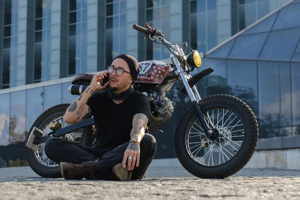 Şehir Binasının Arka Planında Modaya Uygun Eski Moda Motorsikletli Son — Stok fotoğraf