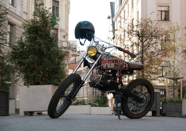 白天在空荡荡的街道上拍摄老式复古风格的摩托车 — 图库照片