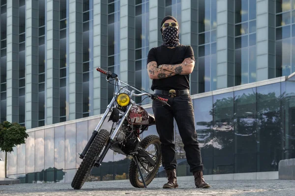 Retrato Motociclista Urbano Tatuado Com Bandana Moto Posando Com Braços — Fotografia de Stock