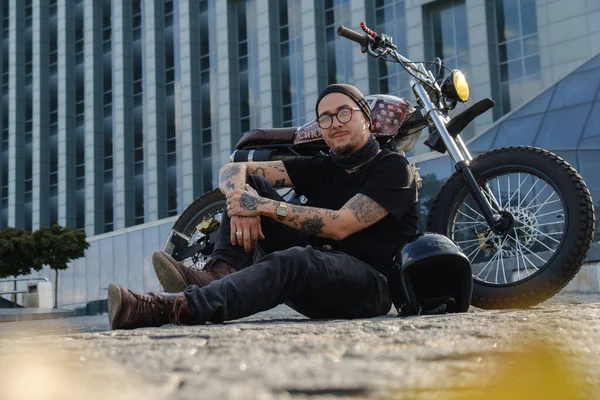 Retrato Motociclista Urbano Com Motocicleta Personalizada Retro Livre — Fotografia de Stock