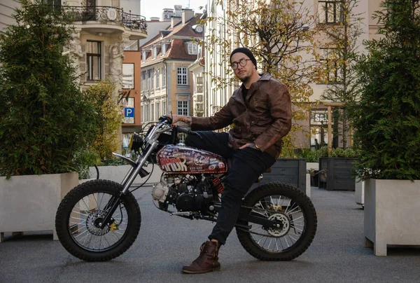 Prise Vue Homme Motard Élégant Avec Vieux Vélo Personnalisé Extérieur — Photo