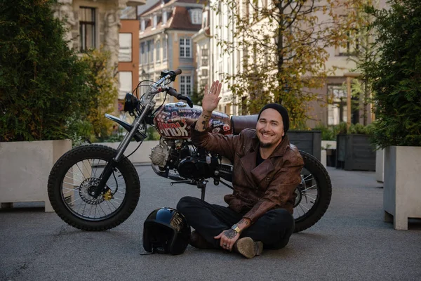 Portrait Motocycliste Heureux Avec Vélo Extérieur Ancienne Journée — Photo