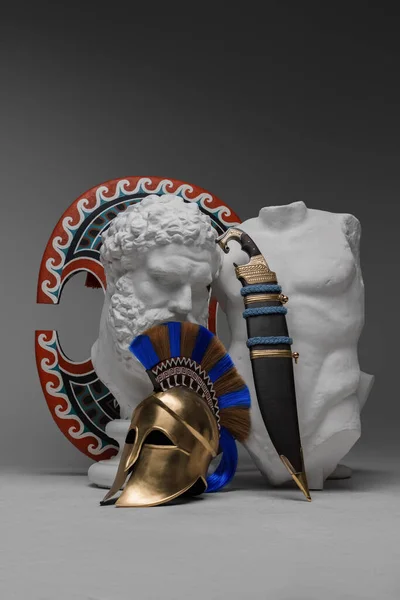 Tiro Isolado Escultura Cinza Com Armas Soldado Grécia Antiga — Fotografia de Stock