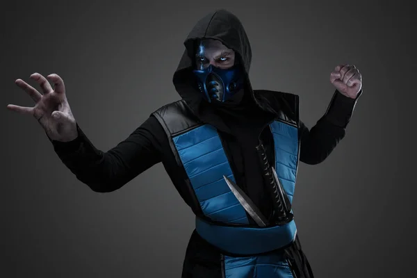 Ice Stealth Killer Mit Maske Und Kapuze Posiert Vor Grauem — Stockfoto