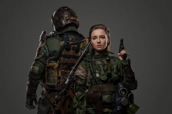 Фото Изолированных Сером Две Женщины Мужчины Солдат Позирующих Спина Спине — стоковое фото