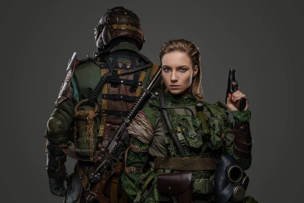 Gri Renkli Iki Kadın Erkek Askerin Arka Arkaya Poz Verdiği — Stok fotoğraf
