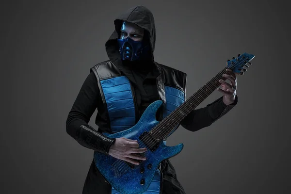 Studioaufnahme Eines Isolierten Auf Grauem Hintergrund Gefrorenen Attentäters Mit Gitarre — Stockfoto