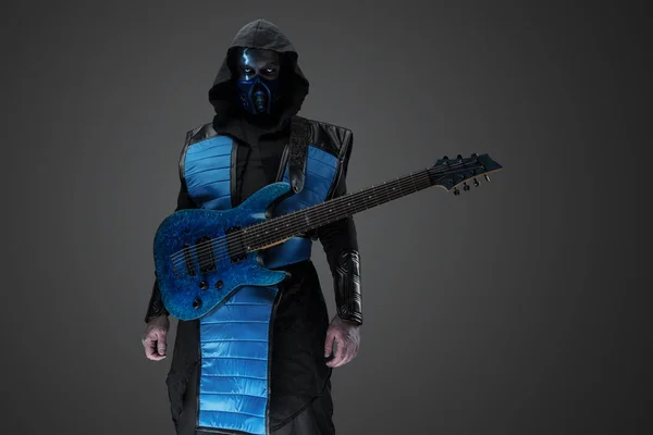 Shot Ice Ninja Blizną Gitara Elektryczna Ubrana Maskę Kaptur — Zdjęcie stockowe