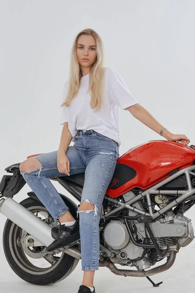 Estudio Plano Aislado Fondo Blanco Motero Femenino Con Motocicleta Color — Foto de Stock