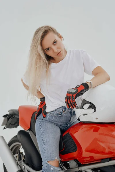 Студийный Снимок Молодой Женщины Водителя Мотоцикла Блондинистыми Волосами Белом Фоне — стоковое фото