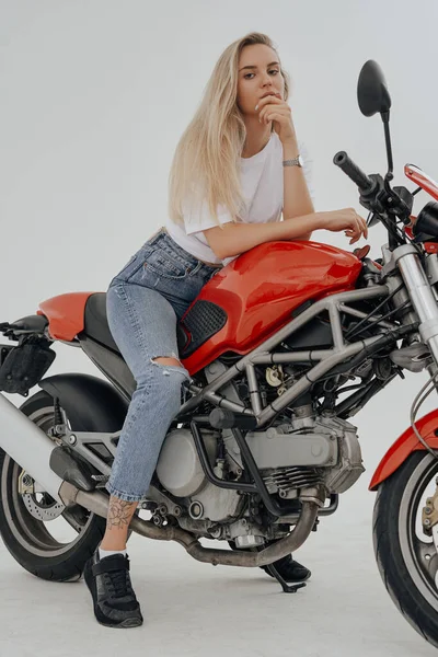 Студийный Снимок Задумчивой Блондинки Мотоциклистки Мотоцикла Белом Фоне — стоковое фото