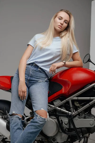 Opgenomen Casual Kleding Vrouw Motorrijder Haar Krachtige Motorfiets — Stockfoto