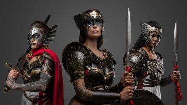 Demir zırhlar giymiş üç çekici kadın savaşçının portresi..