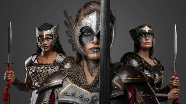 Gri Arka Planda Izole Edilmiş Mızraklı Kılıçlı Kadın Savaşçıların Görüntüleri — Stok fotoğraf