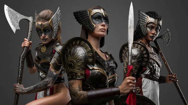Retrato Três Guerreiras Atraentes Vestidas Com Armaduras Ferro — Fotografia de Stock