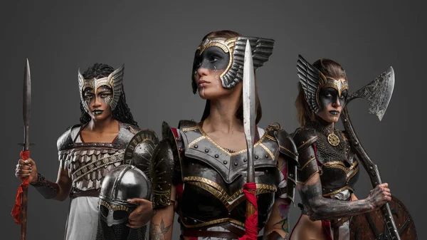 Πυροβολισμός Αρχαίων Τριών Πολεμίστριών Γυναικών Ντυμένων Πανοπλία Γκρι Φόντο — Φωτογραφία Αρχείου