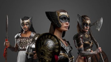 Çelik zırh giymiş, mızraklı ve baltalı kadınları vurdular..