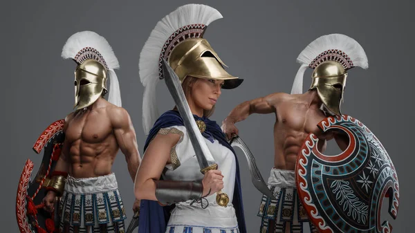 古代女指挥官和两名希腊士兵的摄影棚照片 — 图库照片