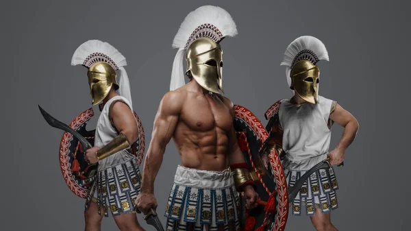 Schot Van Drie Soldaten Uit Antiek Griekenland Tegen Grijze Achtergrond — Stockfoto