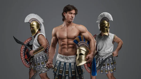 灰色の背景を背景に古代ギリシャから3人の兵士のショット — ストック写真