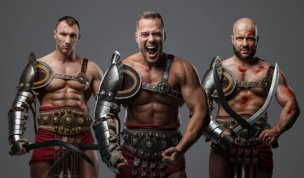 Tiro Gladiadores Antigos Vestidos Com Armadura Leve Gritando Câmera — Fotografia de Stock
