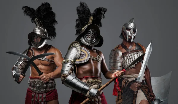 Studio Shot Van Antieke Romeinse Krijgers Gekleed Armors Gepruimde Helmen — Stockfoto
