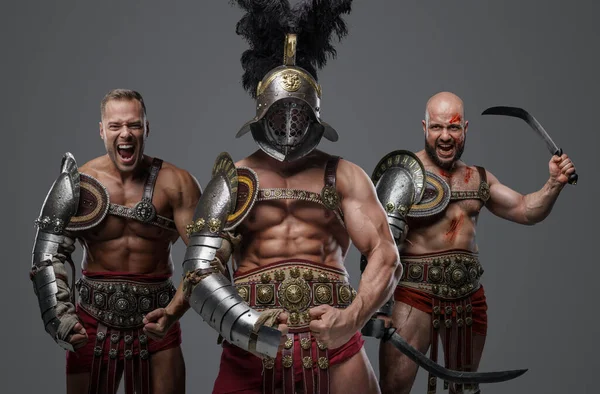 Съемка Римских Гладиаторов Одетых Легкие Доспехи Кричащих Камеру — стоковое фото