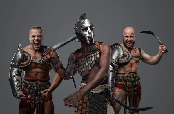 Shot Van Multiculturele Gladiatoren Uit Het Oude Rome Tegen Grijze — Stockfoto
