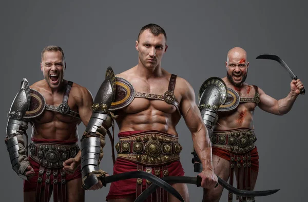 Съемка Римских Гладиаторов Одетых Легкие Доспехи Кричащих Камеру — стоковое фото