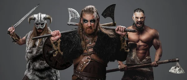 Tiro Grupo Tres Vikingos Vestidos Piel Armadura Armados Con Hachas —  Fotos de Stock