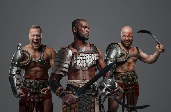 Shot Van Multi Etnische Antieke Gladiatoren Gekleed Pantser Poseren Samen — Stockfoto