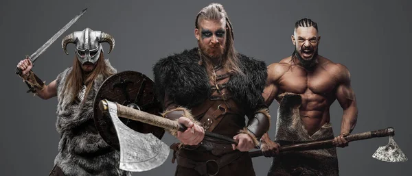 Antika Kuzeyden Gri Arka Planda Baltaları Olan Vahşi Vikingler — Stok fotoğraf