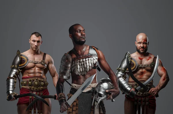 Skott Multietniska Antika Gladiatorer Klädda Rustning Poserar Tillsammans — Stockfoto