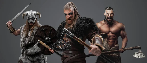 Tiro Grupo Três Vikings Vestidos Pele Armadura Armada Com Machados — Fotografia de Stock