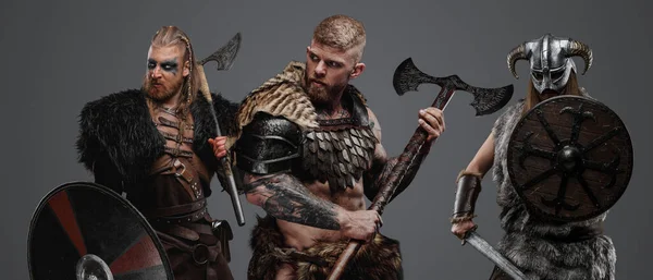 Studio Shot Van Geïsoleerd Grijze Achtergrond Drie Barbaarse Vikingen Met — Stockfoto