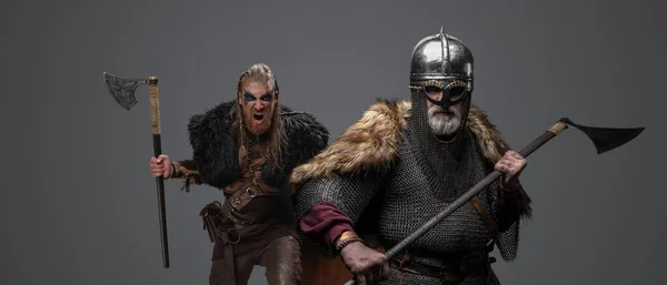 Snímek Násilných Vikings Obrovskými Sekerami Oblečené Brnění Křičí Kamery — Stock fotografie