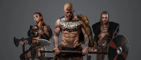 Tiro Viking Muscular Com Bárbaros Sexo Feminino Masculino Com Armas — Fotografia de Stock