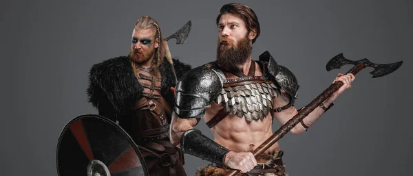 Shot Scandinavian Warriors Axes Muscular Bodies Dressed Armour — Stock Photo, Image