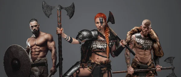 Kızıl Saçlı Gri Arka Planda Iki Vikingli Savaşçı Kadının Stüdyo — Stok fotoğraf