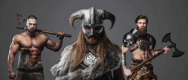 Estudio Vikingos Musculosos Vestidos Piel Armaduras Armadas Con Hachas —  Fotos de Stock