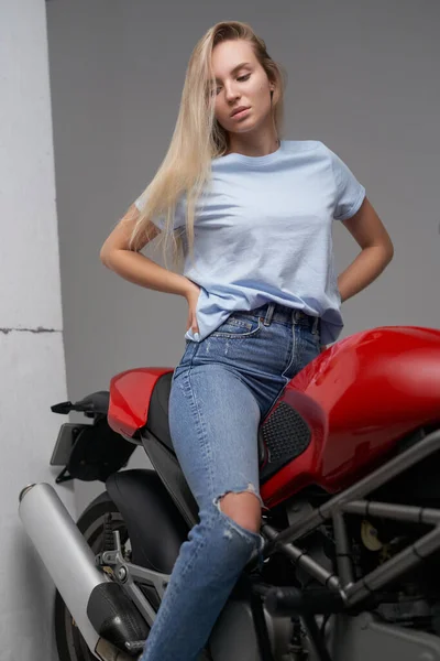 Снимок Одет Повседневную Одежду Женщина Мотоциклист Мощный Мотоцикл — стоковое фото